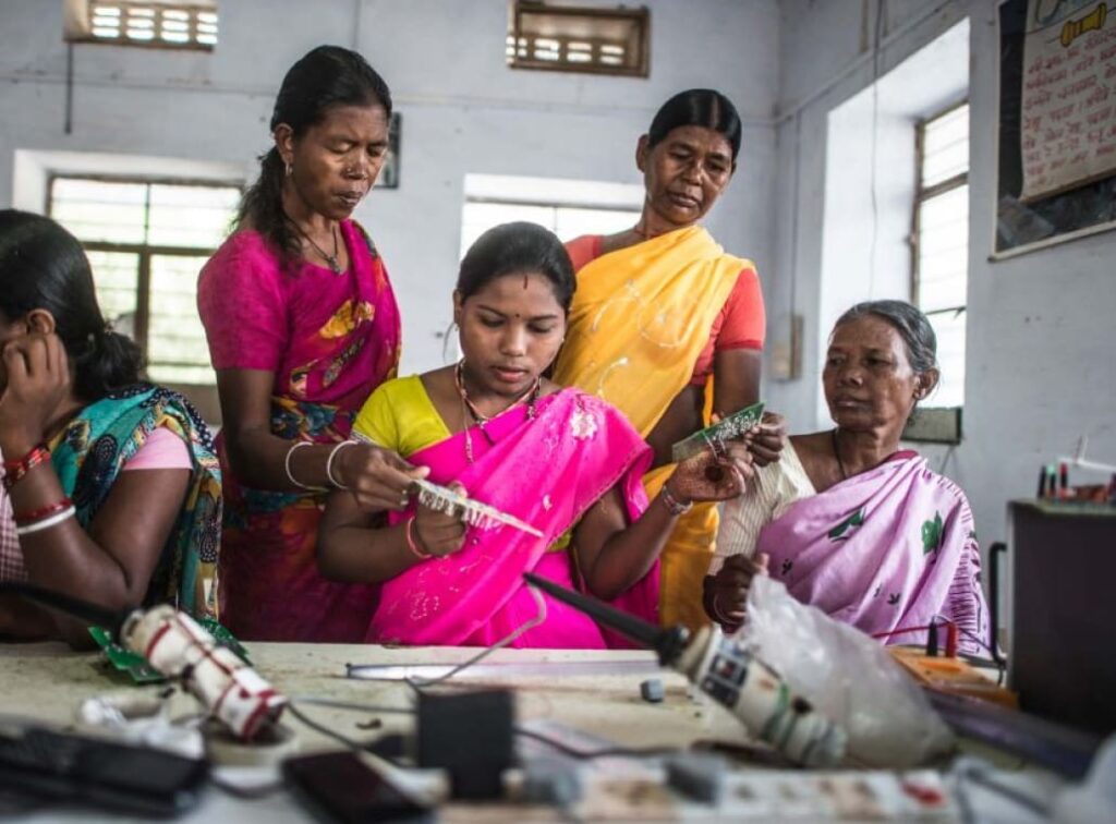The Barefoot College: una comunidad de aprendizaje para el cambio social en la India rural