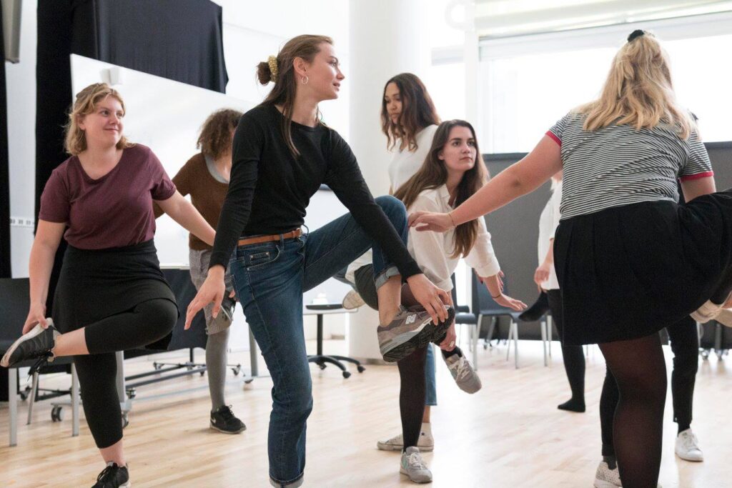 estudiantes de arte dramático en la Ørestad Gymnasium escuela pública innovadora enCopenhague, Dinamarca